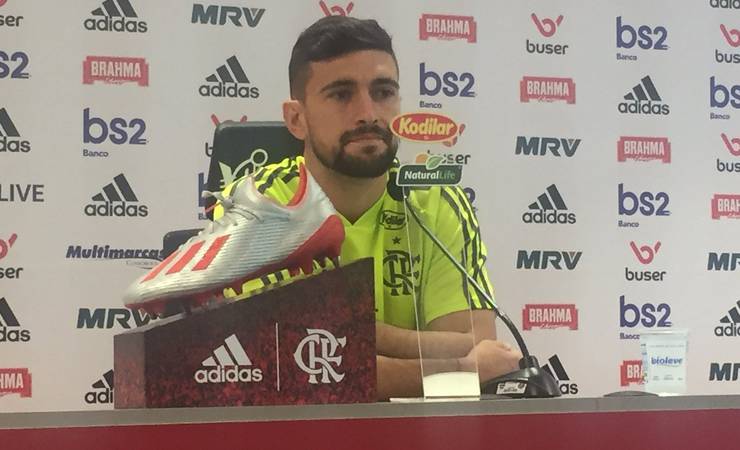 Arrascaeta minimiza distância do Flamengo para líder e brinca sobre Balotelli: "Tem tempo que seguia"