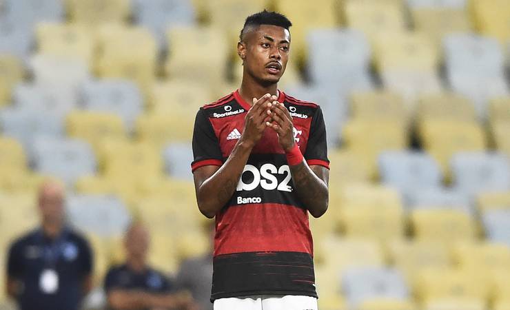 Bruno Henrique doa camisa do Flamengo para ajudar em combate contra o coronavírus