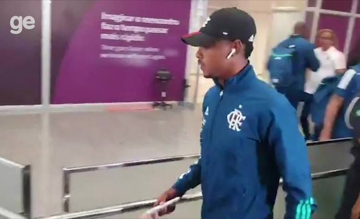 Na volta do Flamengo ao Rio, Bruno Henrique ainda usa bota, mas caminha sem problemas