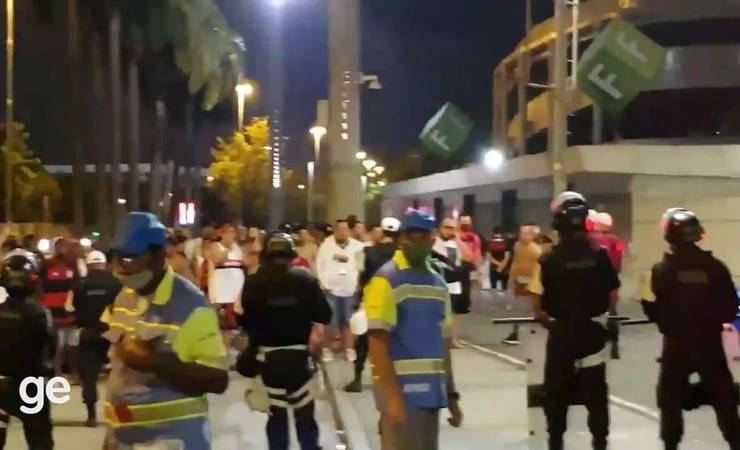 Torcedores do Flamengo protestam na porta do Maracanã após eliminação na Libertadores