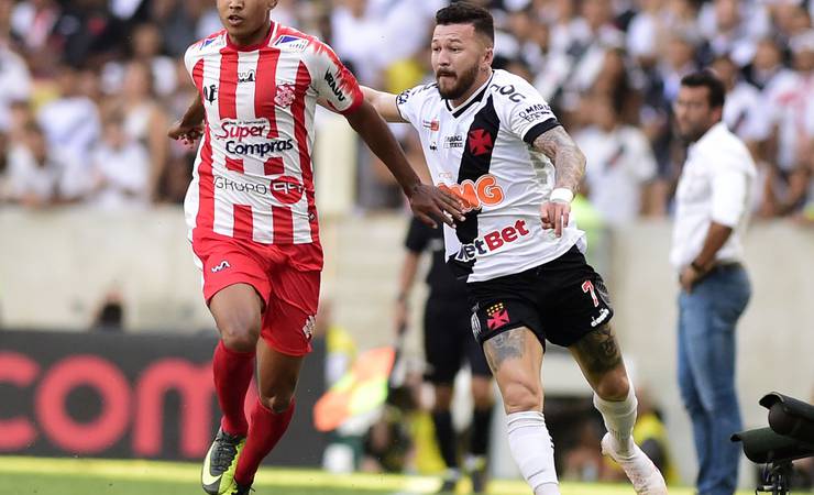 Ascensão relâmpago, velocidade e investimento em 60%: quem é o novo lateral-direito do Flamengo