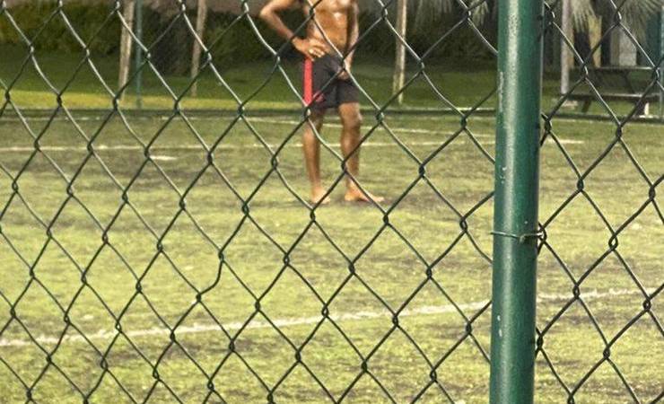 Zagueiro Otávio quebra protocolo do Flamengo e é fotografado jogando "pelada" na pandemia
