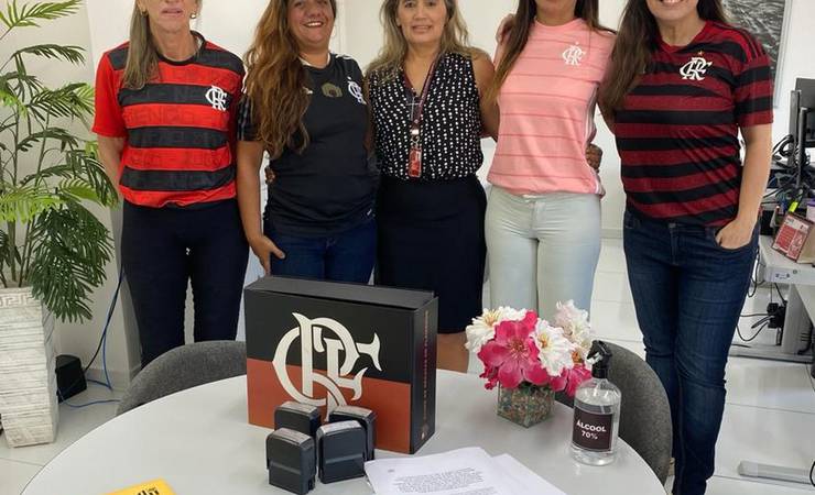 'Bancada feminina' do Flamengo entrega plano de metas e manifesto a conselhos do clube