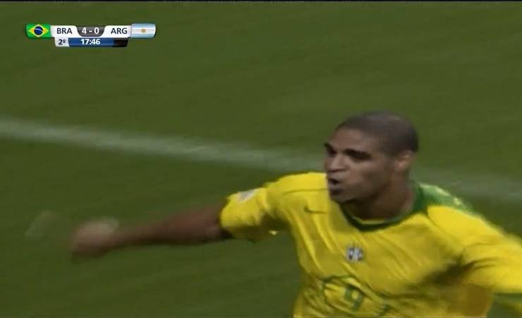 Imperador quarentou! No dia em que Adriano completa 40 anos, relembre gols e jogos marcantes