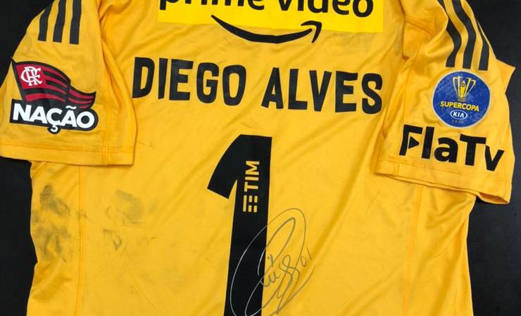Flamengo arrecada R$ 175 mil com leilão das camisas usadas no título da Supercopa