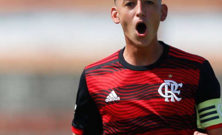 Com família de atletas do vôlei à seleção do futebol, Carbone cresce no sub-17 do Flamengo e projeta sucesso