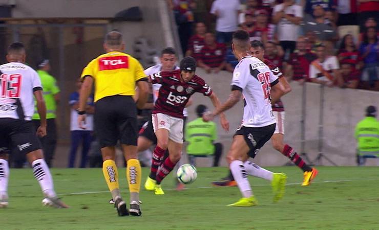 Para Sandro Meira Ricci, Rafinha sofreu falta no início da jogada do primeiro gol do Vasco