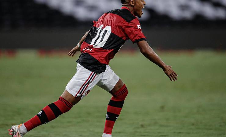 Força-tarefa entra em ação, Lázaro apresenta melhora em intensidade e busca espaço no Flamengo