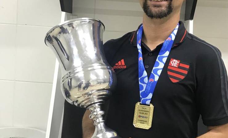 Após "intervalo" no profissional, Maurício Souza lidera Flamengo Sub-20 em busca de título inédito