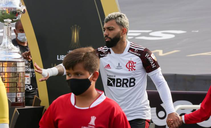 Gabigol, do Flamengo, repete 2019 e toca na taça antes da final da Libertadores