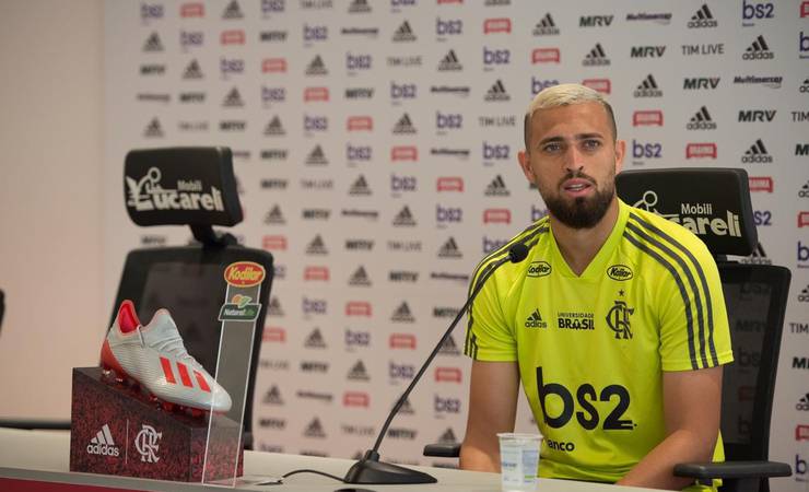Com indicação de Serginho e aval de Maldini, Léo Duarte vai assinar por cinco anos com o Milan