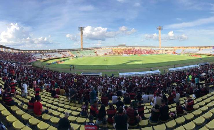Altos x Flamengo: a duas horas do jogo, torcedores lotam entrada do Albertão; fotos
