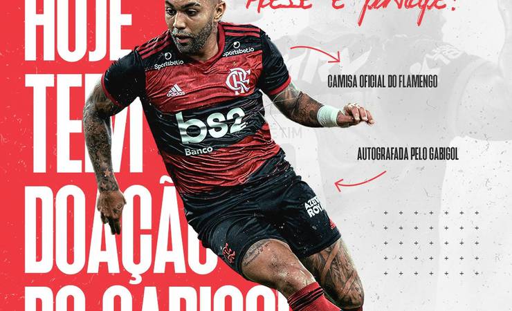 Gabigol doa camisa autografada do Flamengo para rifa beneficente de instituto no Rio de Janeiro