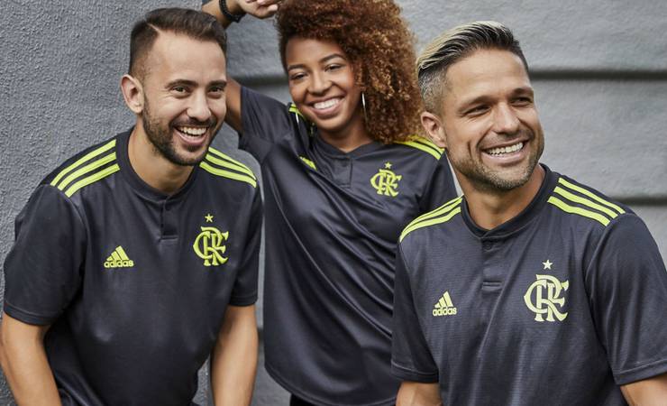 Diego, Gabigol, Bruno Henrique e Everton Ribeiro posam com nova terceira camisa do Flamengo
