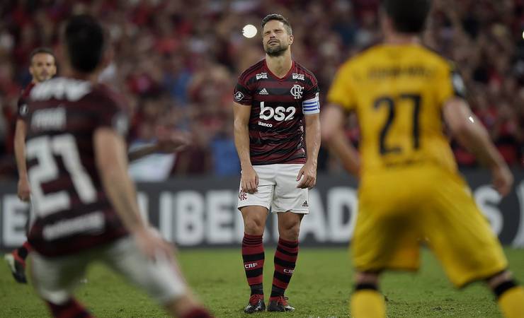 Opinião: Diego insiste em liderar sem protagonismo e simboliza um Flamengo que fica só no "quase"