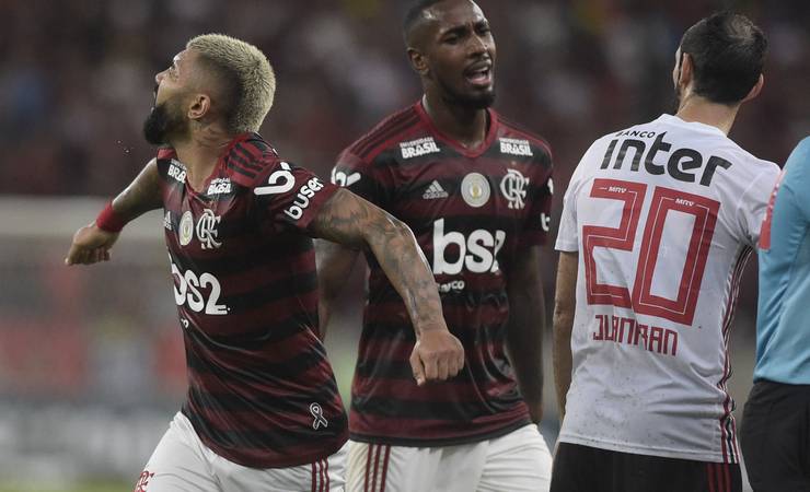 Gabigol recebe terceiro amarelo e desfalca Flamengo contra a Chapecoense
