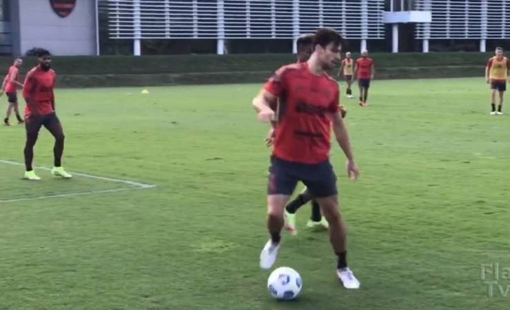 Plantão médico do Flamengo: Rodrigo Caio volta a treinar no campo, e Kenedy faz tratamento