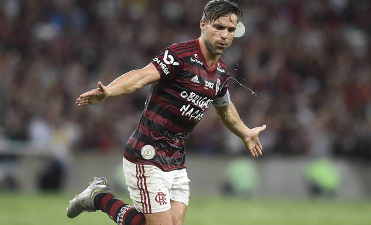 Barba, cabelo e bigode: Diego volta a fazer gol, a dar assistência e a jogar 90 minutos pelo Flamengo
