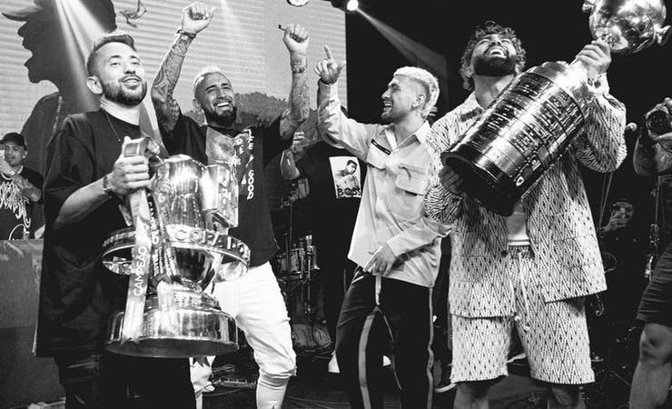 Show de rap e jogadores no palco: Flamengo comemora título da Libertadores; veja vídeos