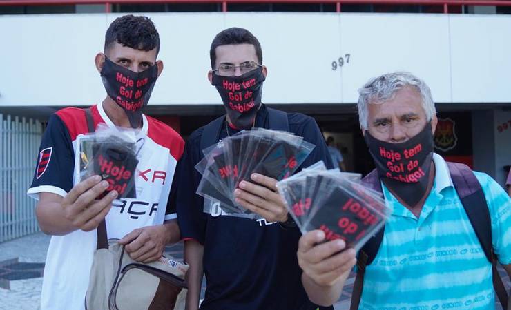 Em meio a surto de coronavírus, ambulantes vendem máscara na porta da sede do Flamengo: "Hoje tem gol do Gabigol"