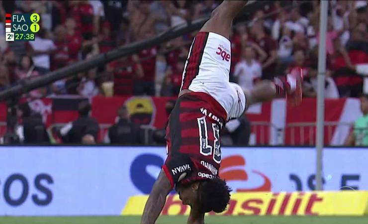 Marinho, do Flamengo, entrega ovos de Páscoa e faz alegria das crianças do projeto Craque do Amanhã