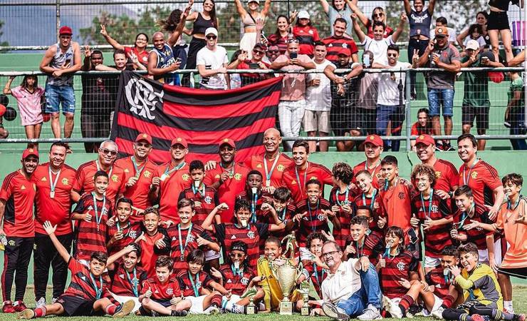 Com filhos de Diego e Eduardo da Silva no time, sub-11 do Flamengo é campeão da Taça Guanabara