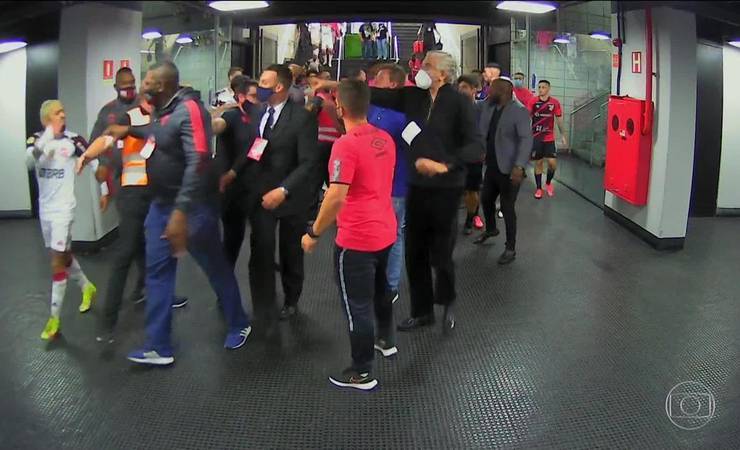 Athletico x Flamengo tem confusão entre jogadores e dirigentes após o fim do jogo