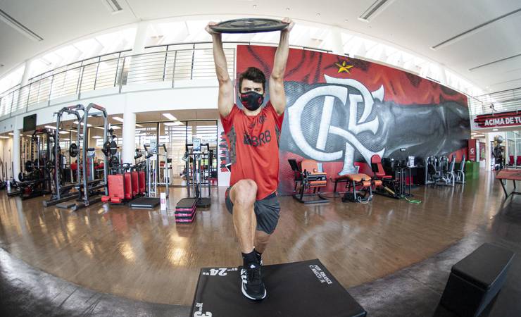 Rodrigo Caio começa a treinar no campo, e Flamengo avalia retorno contra o Palmeiras
