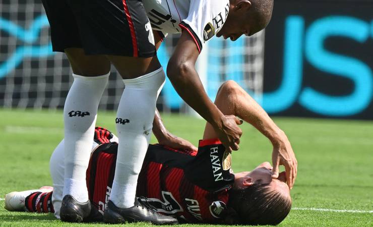 Filipe Luis sai machucado pela segunda final seguida de Libertadores no primeiro tempo pelo Flamengo