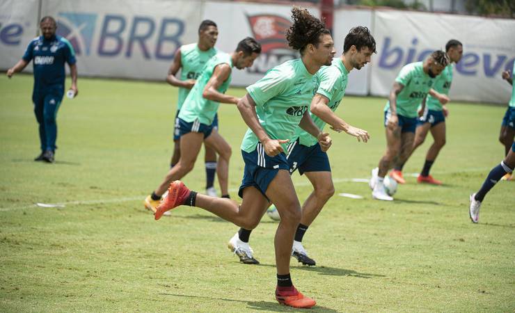 Com Arão de volta, e Pedro e Renê em vagas de suspensos, Flamengo se prepara para pegar Fortaleza
