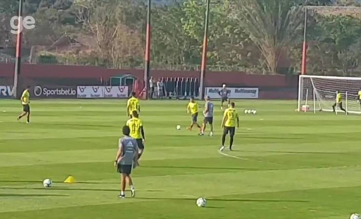 Everton e Arrascaeta treinam com bola e vivem a expectativa de voltar ao Flamengo na quarta