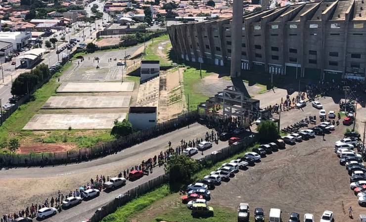 Torcedores fazem longas filas mesmo com ingresso até R$ 300 para ver Flamengo no Piauí; vídeos