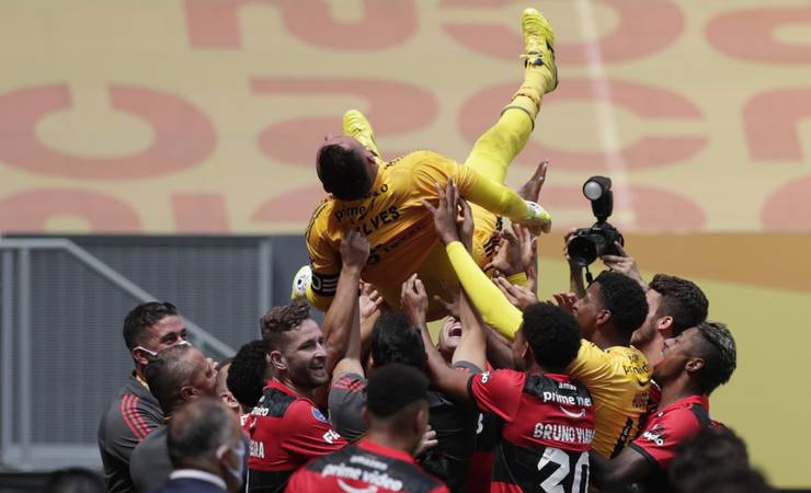 Análise: "refém" do próprio sucesso, Flamengo mantém sarrafo alto, vence e educa torcedor mal-acostumado