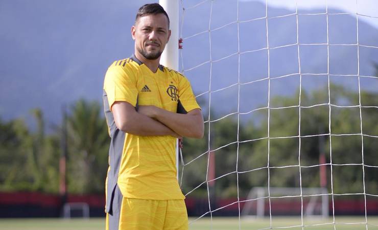 Flamengo vai lançar nova camisa de goleiro inspirada em Raul Plasmann; veja fotos