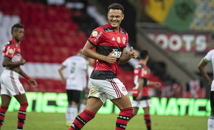 Muniz aproveita brechas no Flamengo, mostra faro de gol e tem fila de interessados