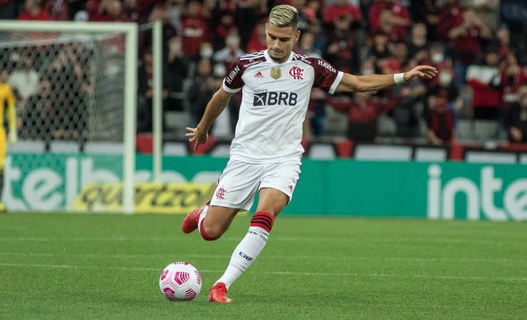Com contrato de cinco anos na gaveta, Flamengo oferece R$ 50 milhões por Andreas e aguarda United