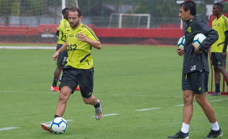 Recuperado, Everton Ribeiro treina normalmente e tem boas chances de pegar o Athletico