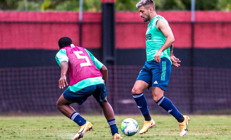 Recuperado de lesão, Arrascaeta faz gol em jogo-treino do Flamengo contra equipe sub-17