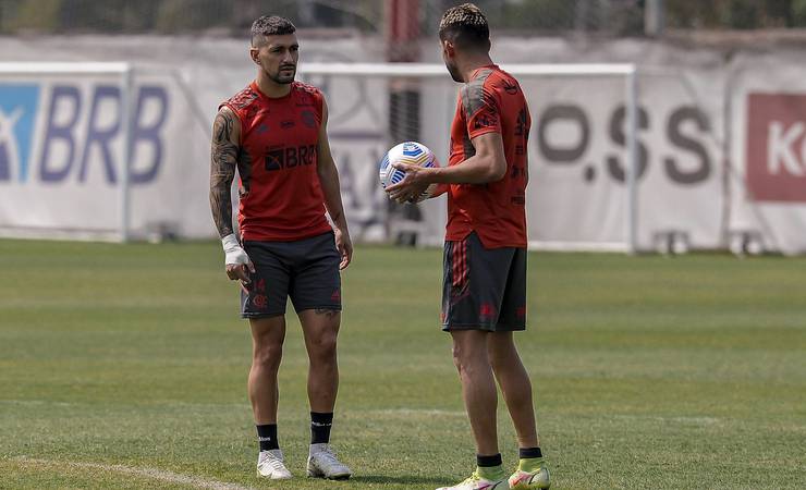 Com Arrascaeta e Filipe Luís, grupo de titulares do Flamengo faz jogo-treino de olho no Barcelona