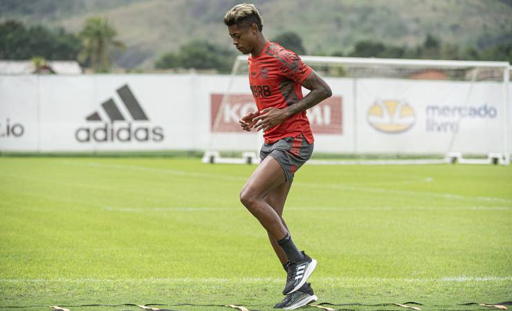Bruno Henrique, do Flamengo, faz trabalho em campo, mas é dúvida contra o Palmeiras