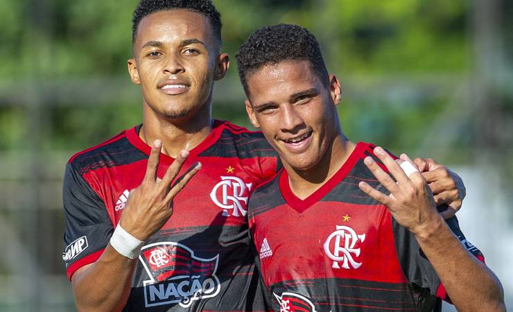 Com 3 gols de Lázaro, Flamengo vence Corinthians e avança às quartas do Brasileiro Sub-20