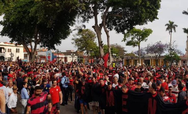 Torcida do Flamengo faz bandeiraço em Lima na véspera da decisão da Libertadores