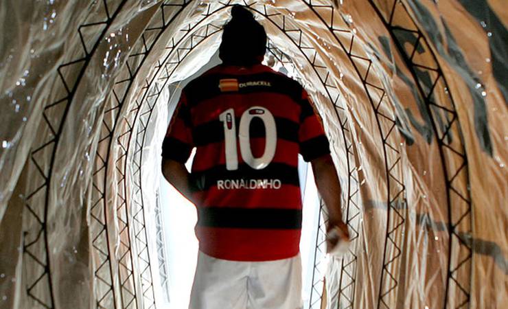 Da magia à frustração: 10 anos da contratação de Ronaldinho Gaúcho pelo Flamengo