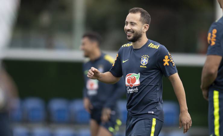 Titular pela Seleção, Everton Ribeiro já está em São Paulo junto com delegação do Flamengo