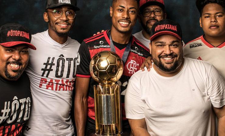 Campeões com a bola, modelos com o troféu: Flamengo faz ensaio ainda no Maracanã após conquista da Recopa; vejam!