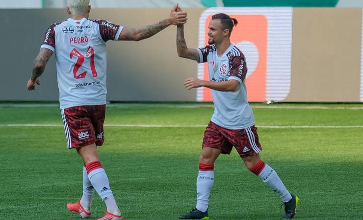 Análise: Flamengo mostra força do elenco, repertório variado e manda recado em vitória pesada