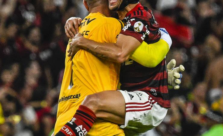 Rafinha revela ajuda de David Luiz para conseguir capacete antes do Flamengo x Grêmio: "Deu tempo"