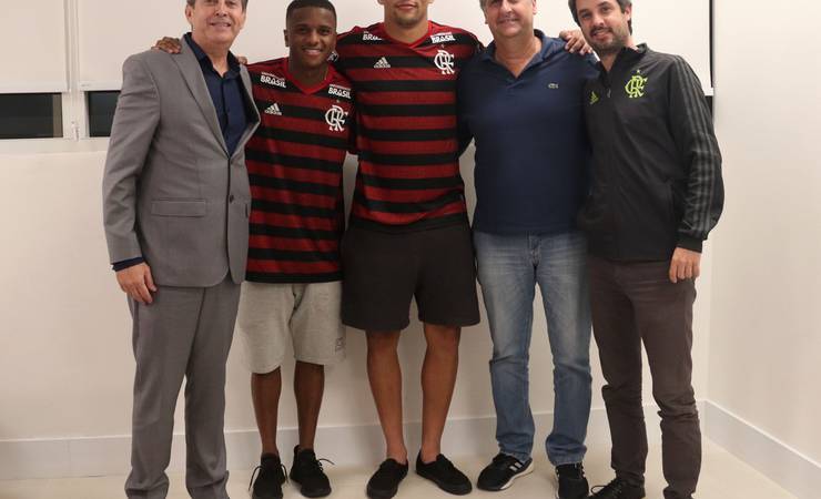 Joias de R$ 200 milhões: com multa milionária, Flamengo renova com Vitor Gabriel e Bill