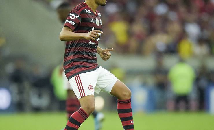 Tá bem, Arão! Volante dá conta do recado na função que era de Cuéllar e anima o Flamengo