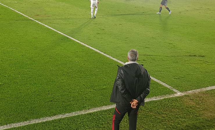 Xingamentos, abatimento e melancolia: a via crucis de Paulo Sousa em nova derrota no Flamengo